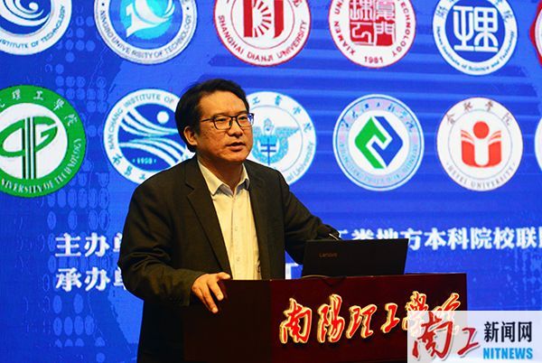 2017-10-27_214659_945630.jpg 乐鱼官方网站政治理论教研部部长葛晨光.jpg
