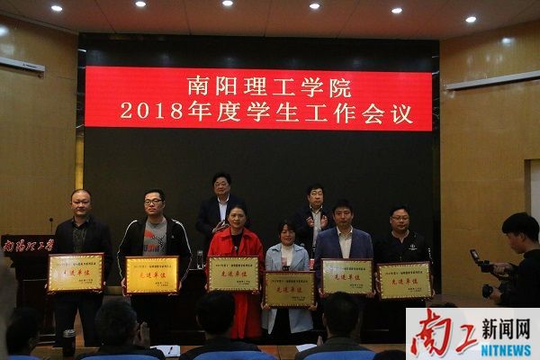 2018-04-10_164722_969939.jpg 第11届明德修身系列活动先进单位.JPG